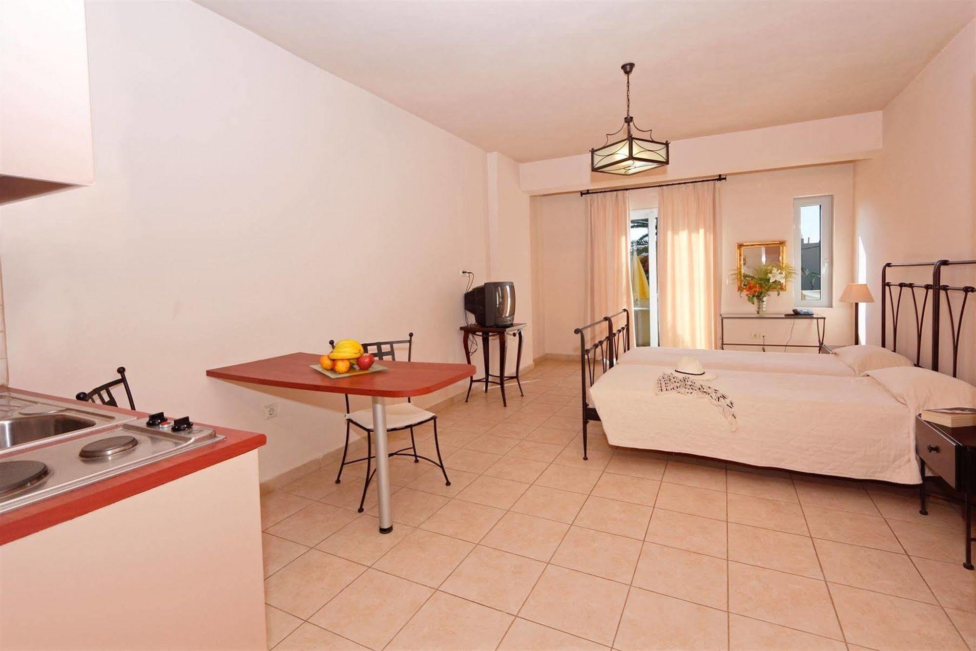 Lambrinos Suites Platanias  Luaran gambar